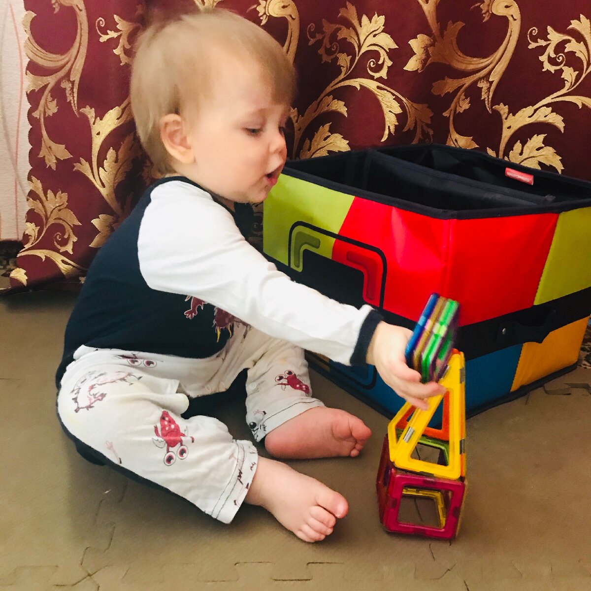 Старается разобраться в конструкторе