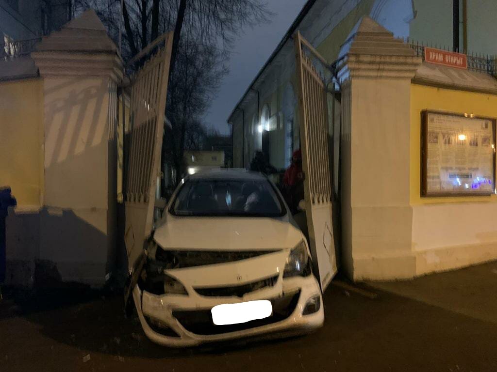 Врезался в ворота. Врезался в ворота. Машина въезжает в гараж. Машина таранит ворота. Автомобиль врезался в гаражные ворота.