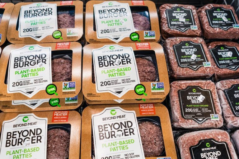Растительное мясо Beyond Meat уже продается в обычном "Перекрестке".