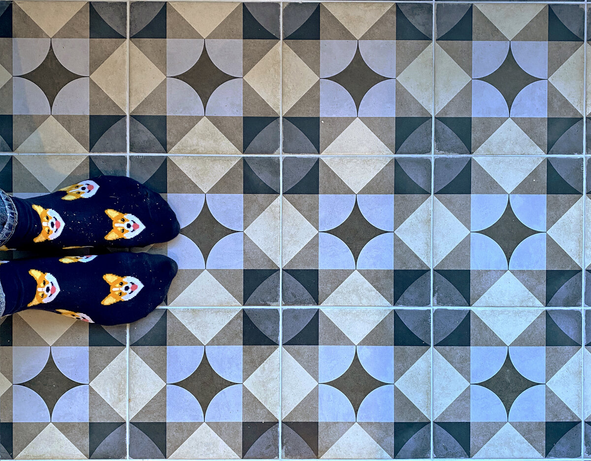 Напольная плитка с ярким узором