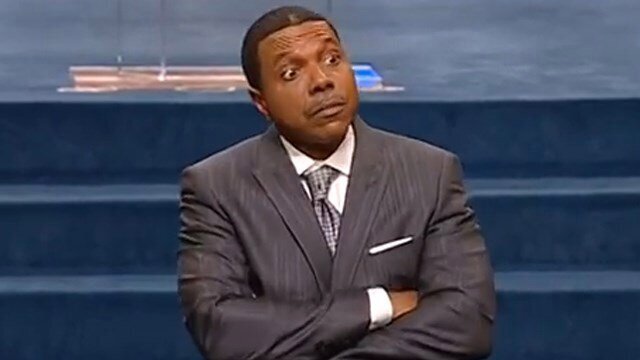 Крефло Доллар во время проповеди. Источник: https://fox2now.com/news/pastors-65-million-jet-request-raises-questions-about-church-finances/