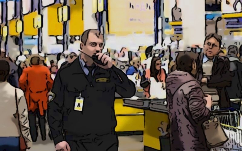 К бабушке медленно двигался молоденький охранник супермаркета