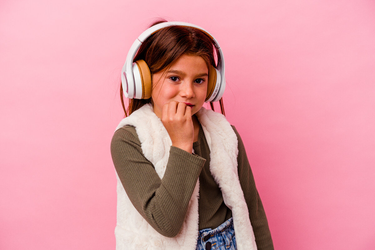 Ребенок грызет ногти.