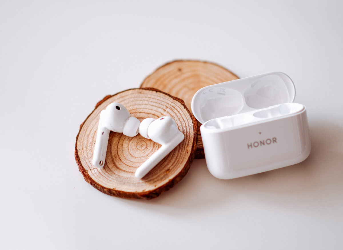 Чаще всего речь идет о наушниках с амбушюрами (накладками) – благодаря силиконовому материалу они оптимально закрывают слуховой проход. 