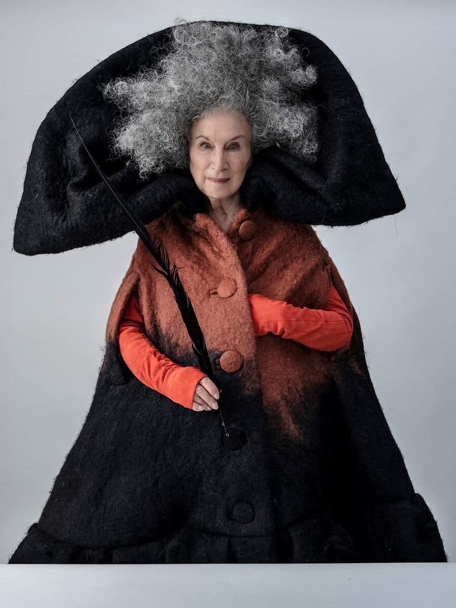 Маргарет Этвуд (Margaret Atwood),  фото сделано в 2019 г. в Лондоне студией Tim Walker 