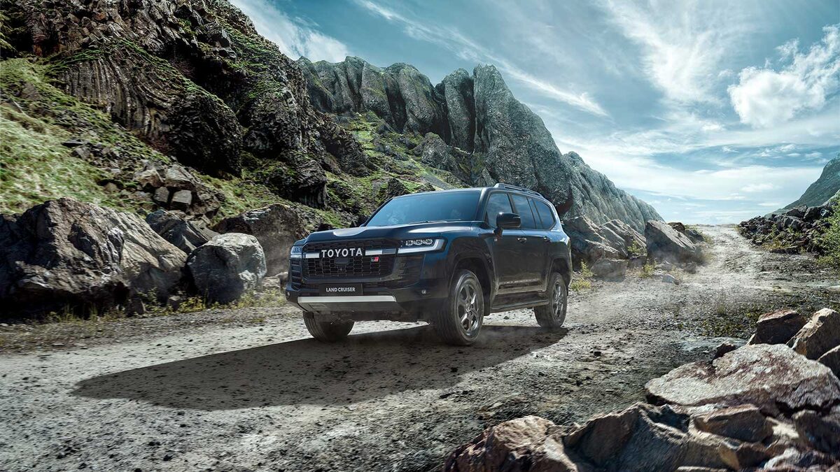 Экстерьер и интерьер Toyota Land Cruiser 300 GR Sport (фото: Toyota)
