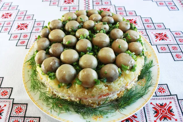Салат "Грибная поляна" с курицей 