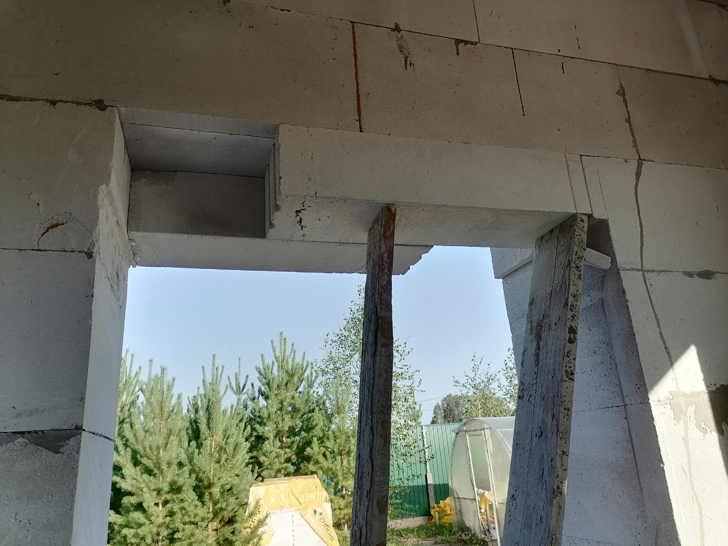 Как правильно установить входную дверь в стене из газобетона, если анкера в газобетоне не держатся9