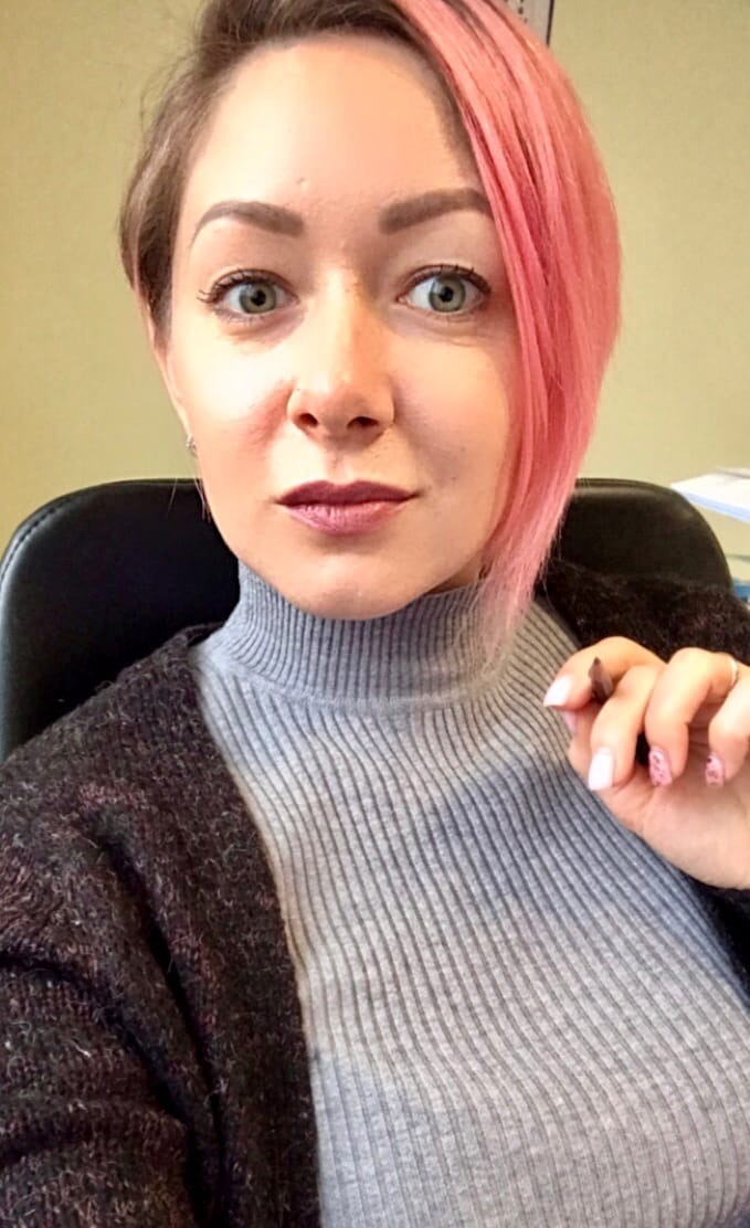 А это я сижу на работе и активно люблю понедельник