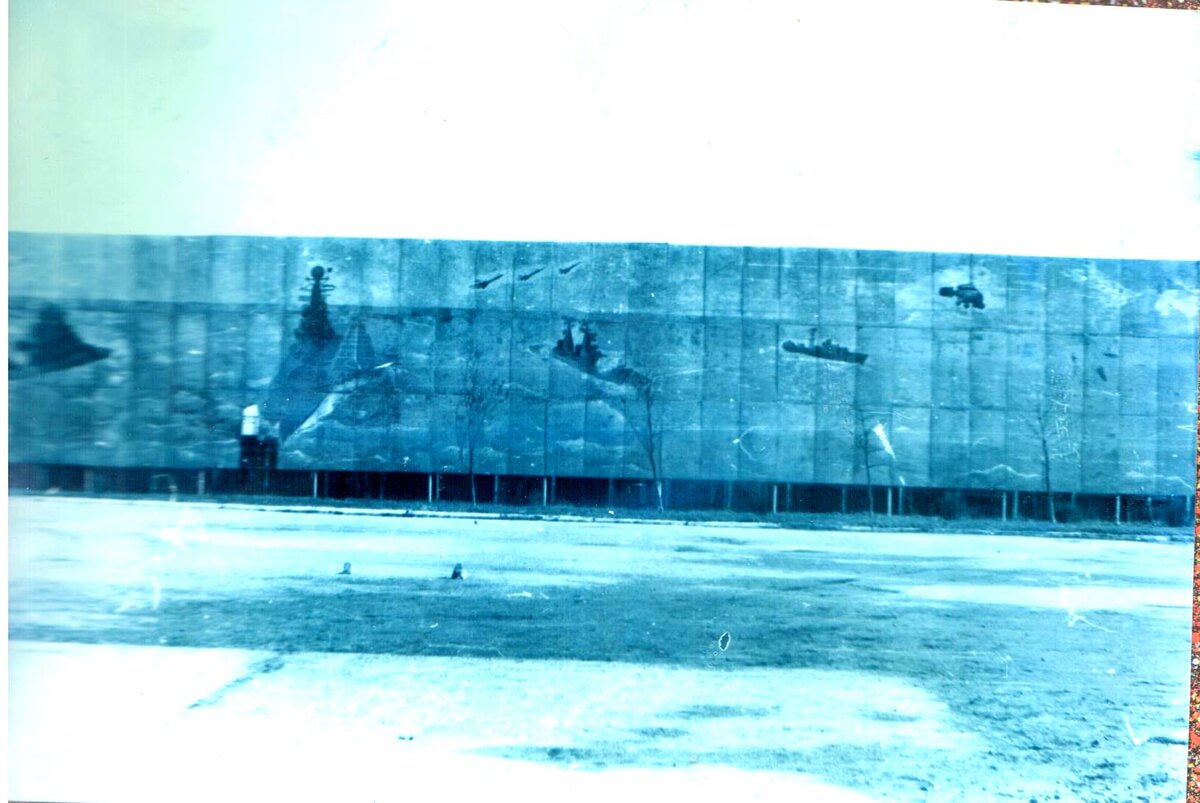 Наша картина-глыба на дальнем торце плаца. Фото из личного архива. 