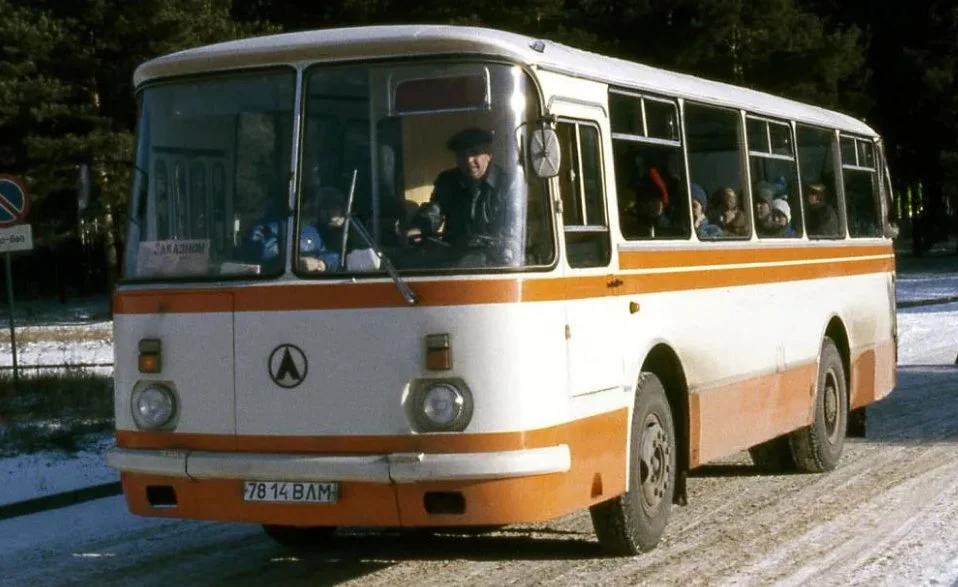 Первый автобус 80. ЛИАЗ 677 И ЛАЗ 695. ЛИАЗ 677 2000. Автобусы СССР 70х. ЛИАЗ 677 Советский Союз.