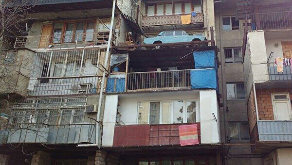 На балконе четвертого этажа жилого дома в Тбилиси много лет был припаркован советский голубой автомобиль марки "Жигули", он долгое время являлся достопримечательностью города.
