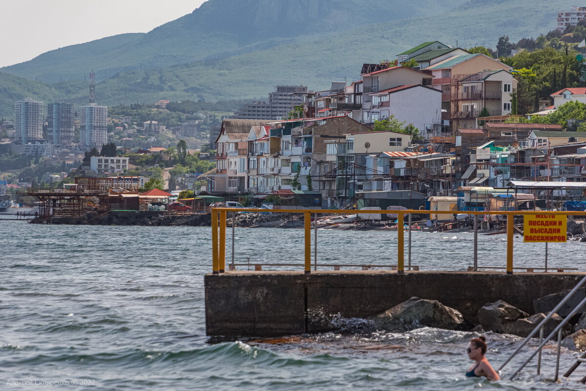 Атака на алушту. Рыбачий стан Алушта. Алушта Дельфин Рыбачий стан. Рыбачий стан Алушта после шторма. Алушта Восточка фото.