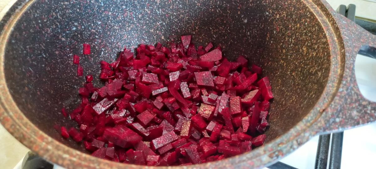 Свёклу нарезаем на кубики.