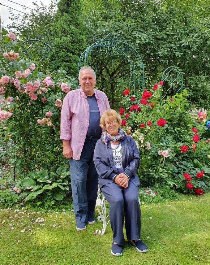 2. Василий и Татьяна Свирины, сад в Одинцовском районе Подмосковья. Слева плетистая роза второгодка «Пинк Лагуна», справа — «Колоссаль Мейяндекор» того же возраста.