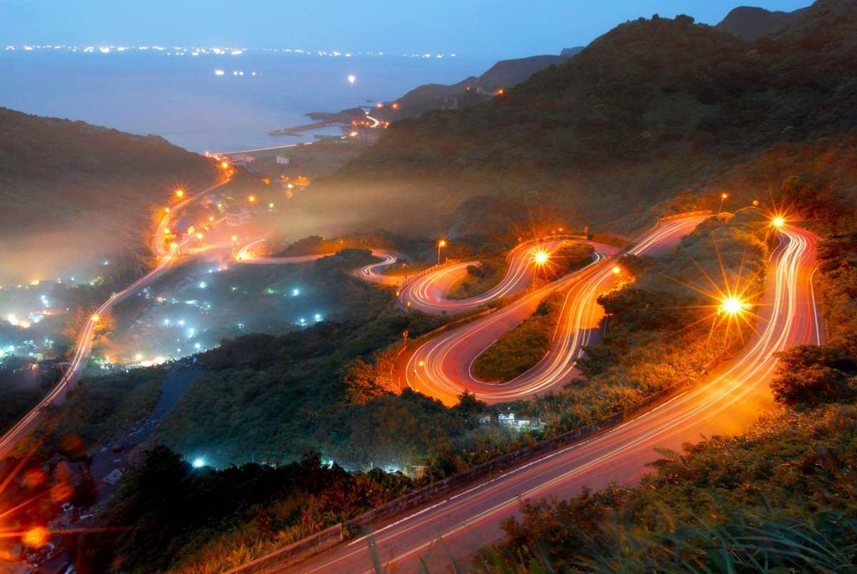 крутые изгибы. гимнастка на закате. красивая трасса. серпантин сочи. извилистые дороги.