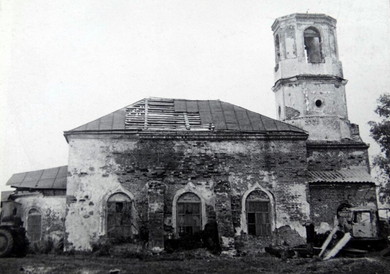 Машино-тракторная мастерская в Митрофановской церкви. Снимок 1977 года.