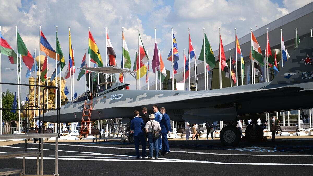    Российский многофункциональный истребитель пятого поколения Су-57 на выставке в рамках Международного военно-технического форума "Армия-2022" в Конгрессно-выставочном центре "Патриот"© РИА Новости / Павел Бедняков