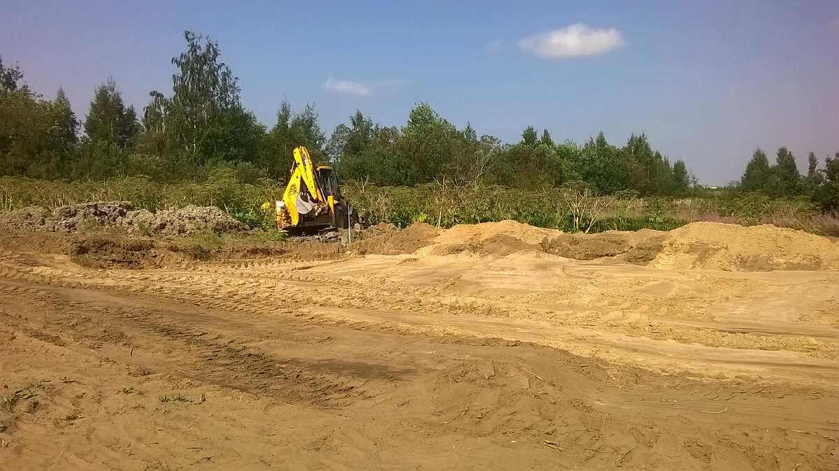 Ровняем площадку под фундамент.