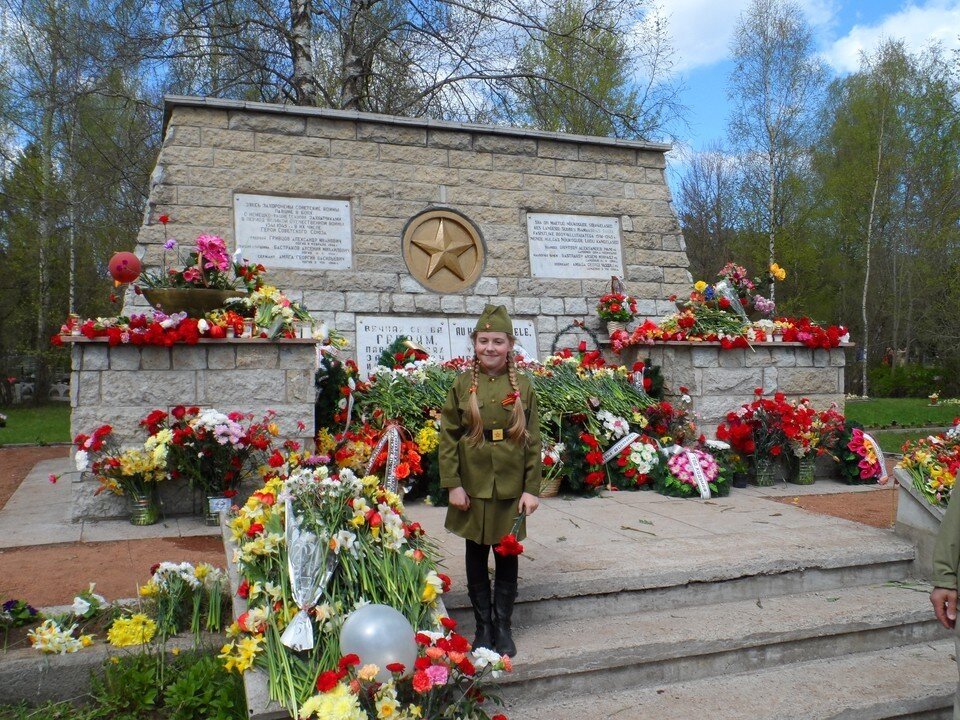     Еще пару лет назад памятники советским воинам утопали в цветах и никому не мешали. Мемориал на горке рядом с Синимяэ, 2019 год Дмитрий ПЕТРОВ