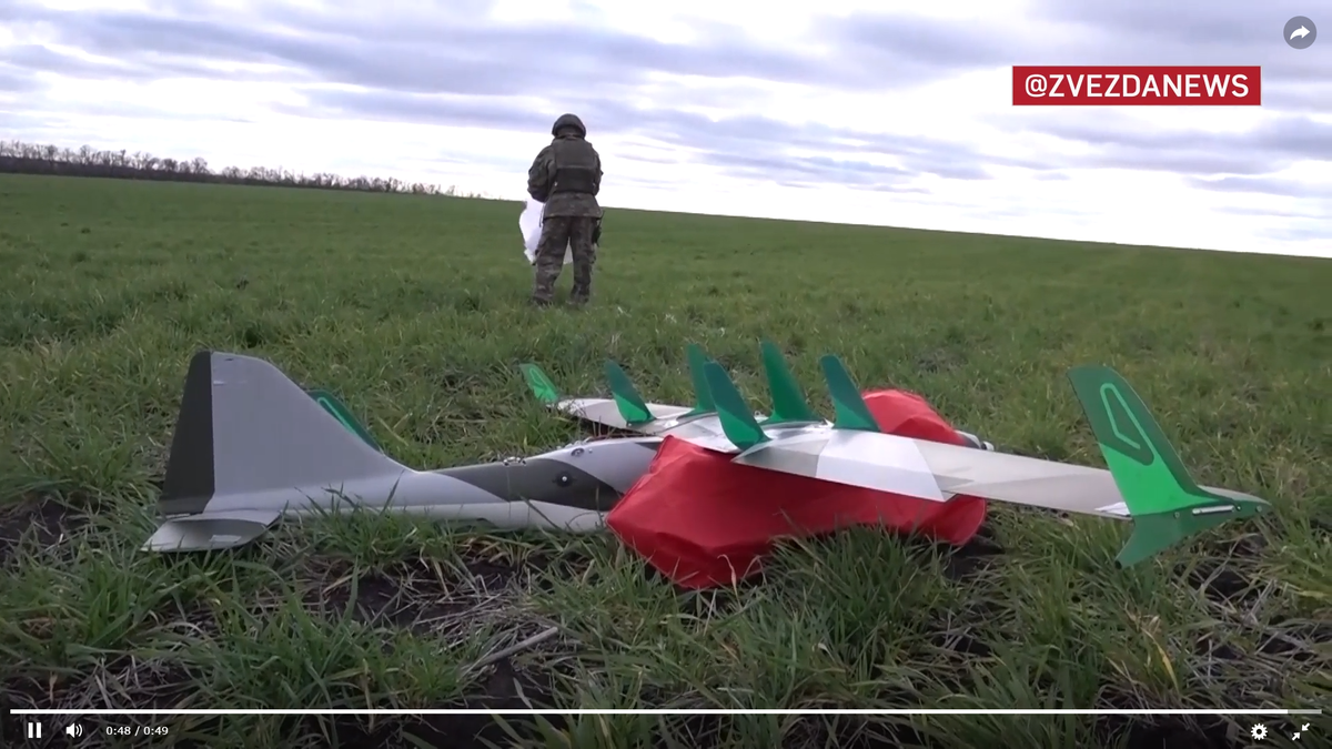 СКРИНШОТ ПОСАДКИ ДРОНА НА ПАРАШЮТЕ. ПЛАСТИНЫ НА КРЫЛЬЯХ-ЭТО АНТЕННЫ. ВИДЕО МО РФ.