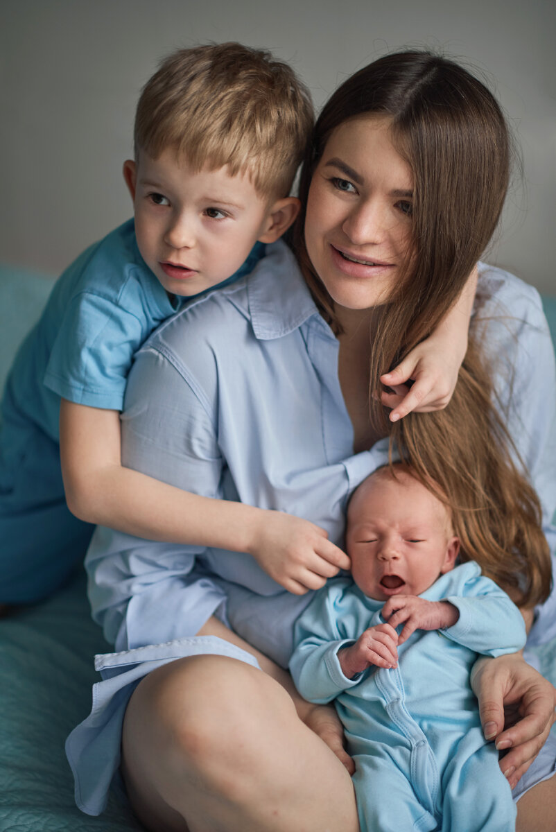 Мы с мальчишками. Савелию тут всего неделька.