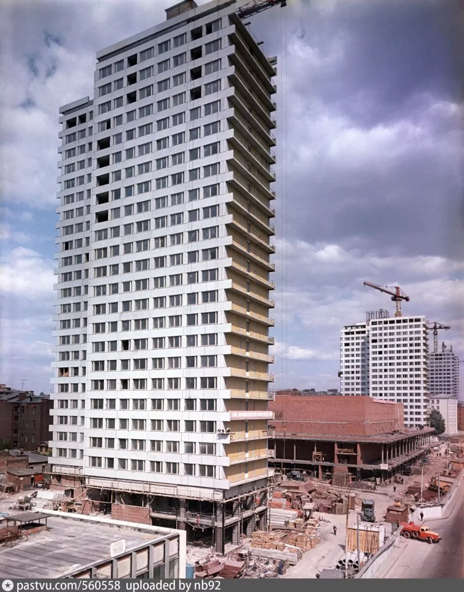 Строительство высоток на проспекте Калинина, 1967 г. Автор Марк Редькин.