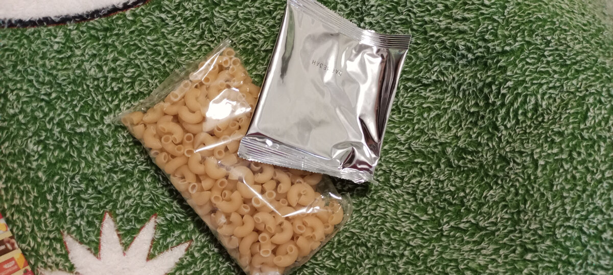 Макароны и сырный порошок.