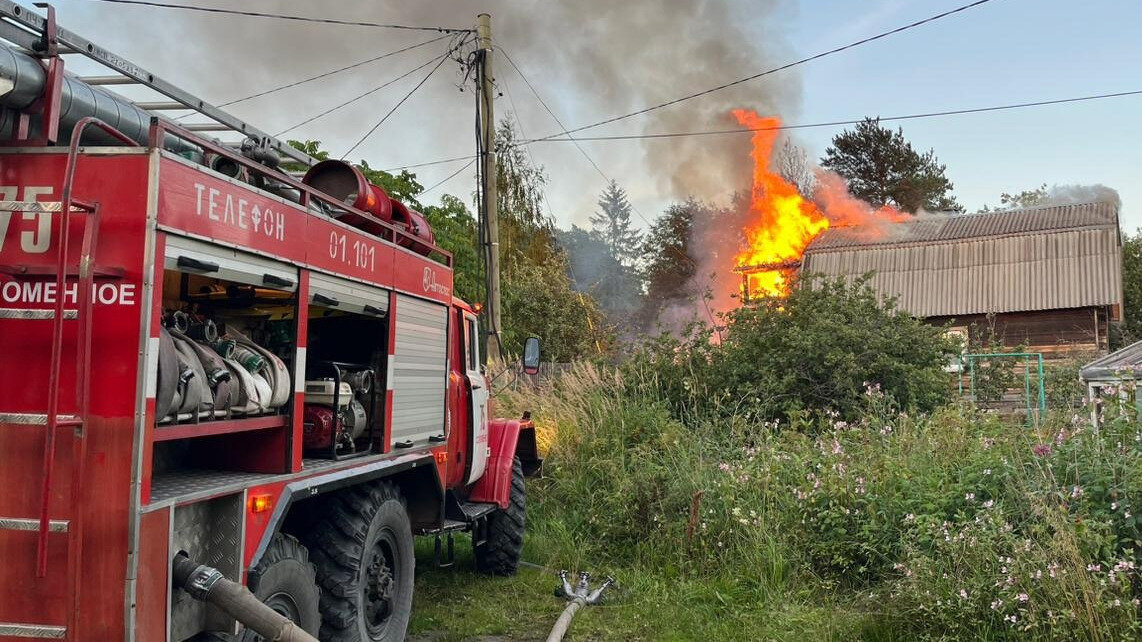     Жилой дом полыхал открытым пламенем, спасатели поделились фотографиями с места происшествия.