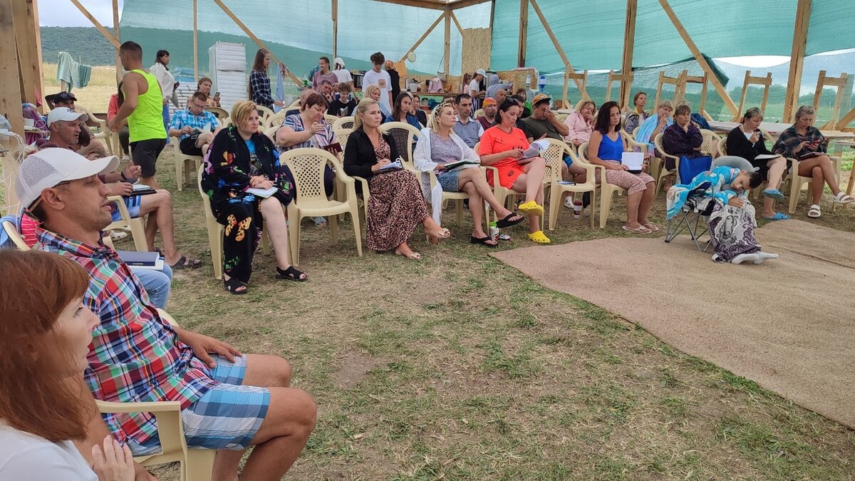 Кристина в голубом топе, четвертая справа. Если что, я - во втором ряду, перед пустым стулом. 