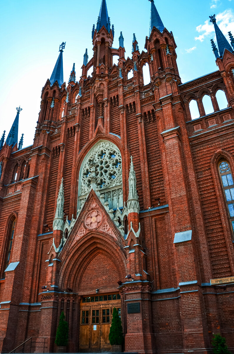 На первый взгляд архитектура сразу напомнила Саграда Фамилия.