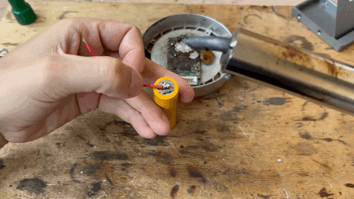 Припаиваем провод к аккумулятору.