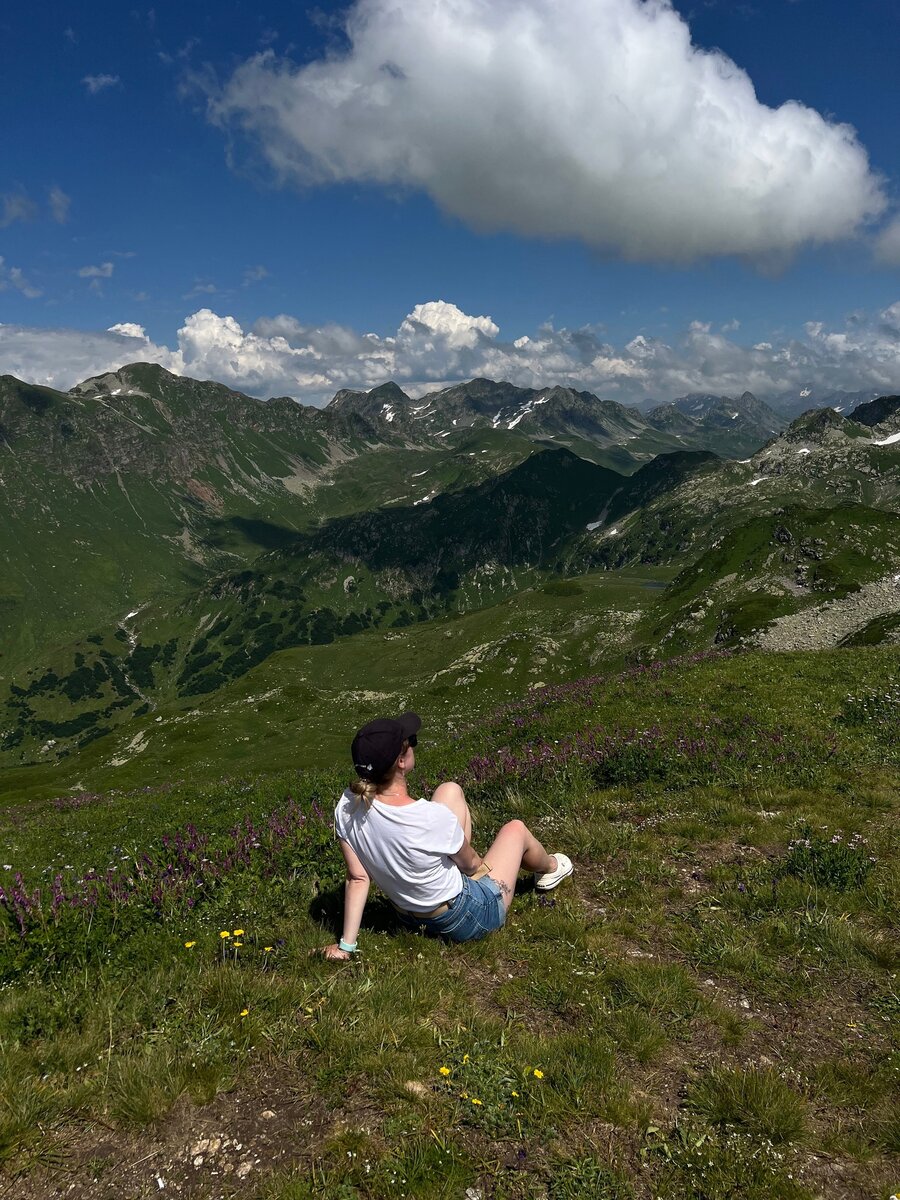 Везде работа на горах в долинах рощах. Долина 7 озер Абхазия. Долина семи озер Абхазия экскурсия. Долина 7 озер в Абхазии фотосессии девушек. Абхазия август 2023.