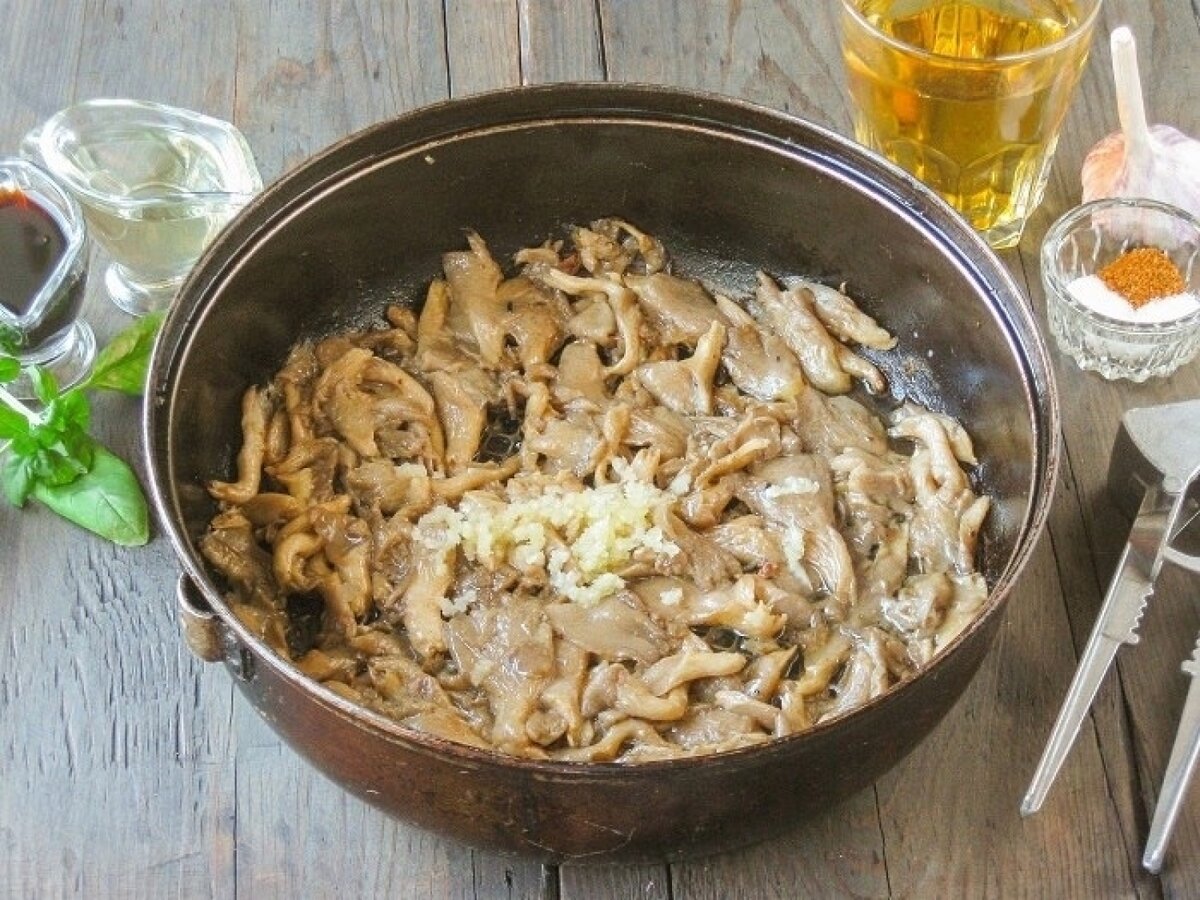 грибы вешенка жареные. вешенки рецепты жареные на сковороде. вешенки рецепты жареные на сковороде. вёшенки жареные с луком на сковороде. вешенки в сметанном соусе.