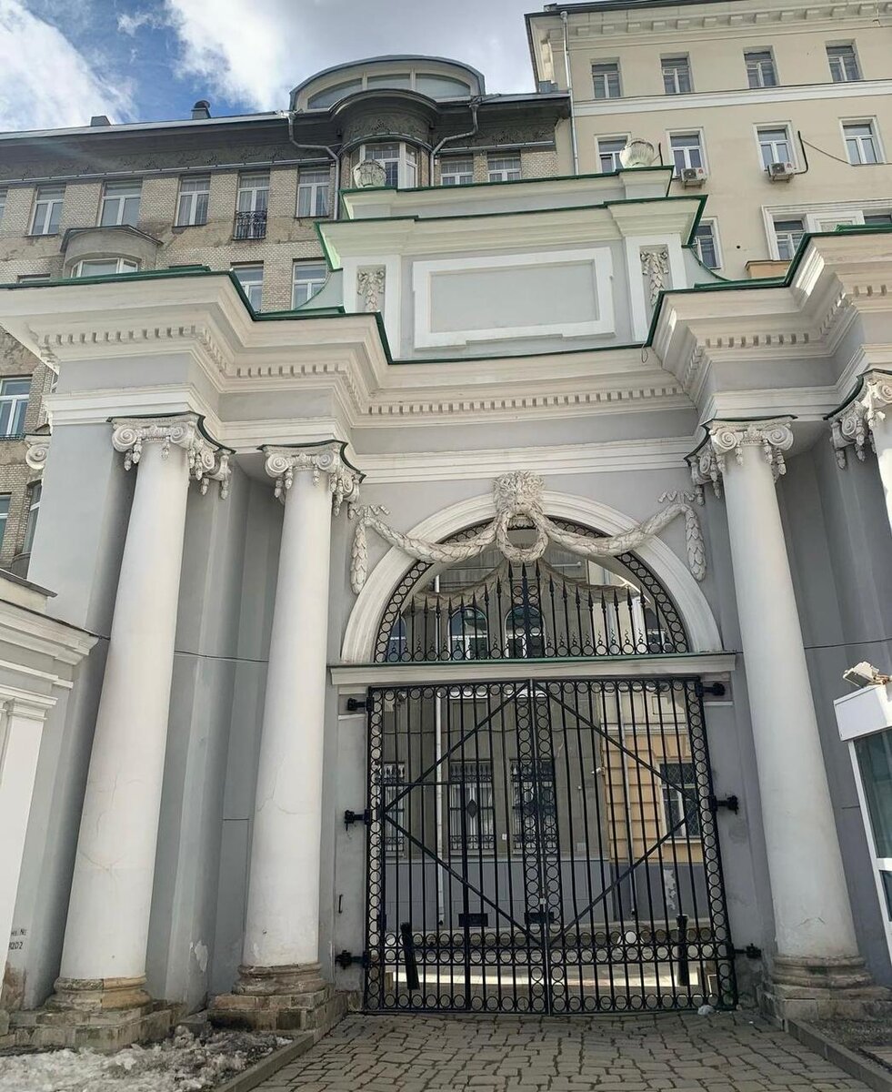 Въездные ворота дома Пашкова © "Покажу Москву"