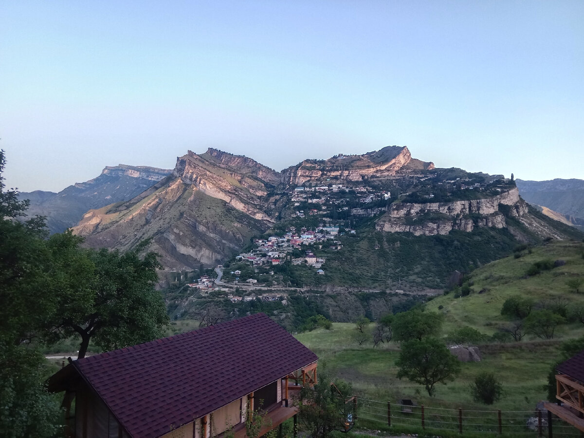 вид на Гуниб из нашего глэмпинга