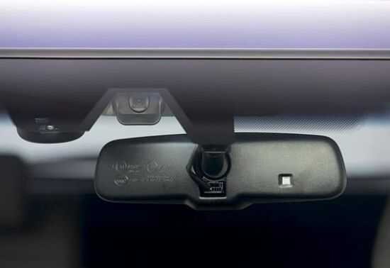 Датчик света может находиться на лобовом стекле, но его работа - под вопросом.