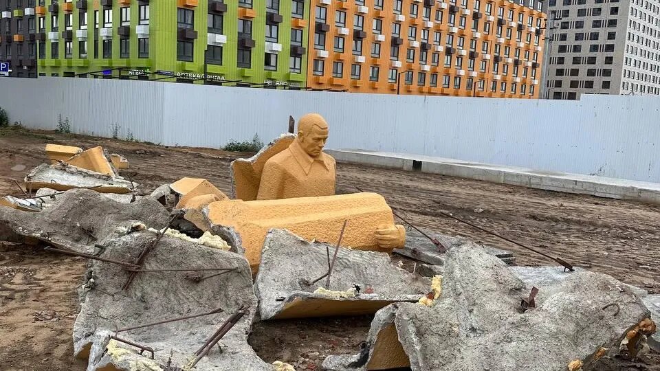 В конце июля 2023 года в соцсетях появились фото разрушенного на бесформенные куски памятника павшим в Великой Отечественной войне работникам Московского жирового комбината.-3
