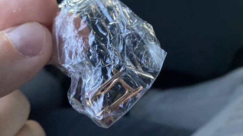     В Красноярске пенсионерка отдала украшения и деньги гадалке, чтобы та «сняла» с неё порчу.