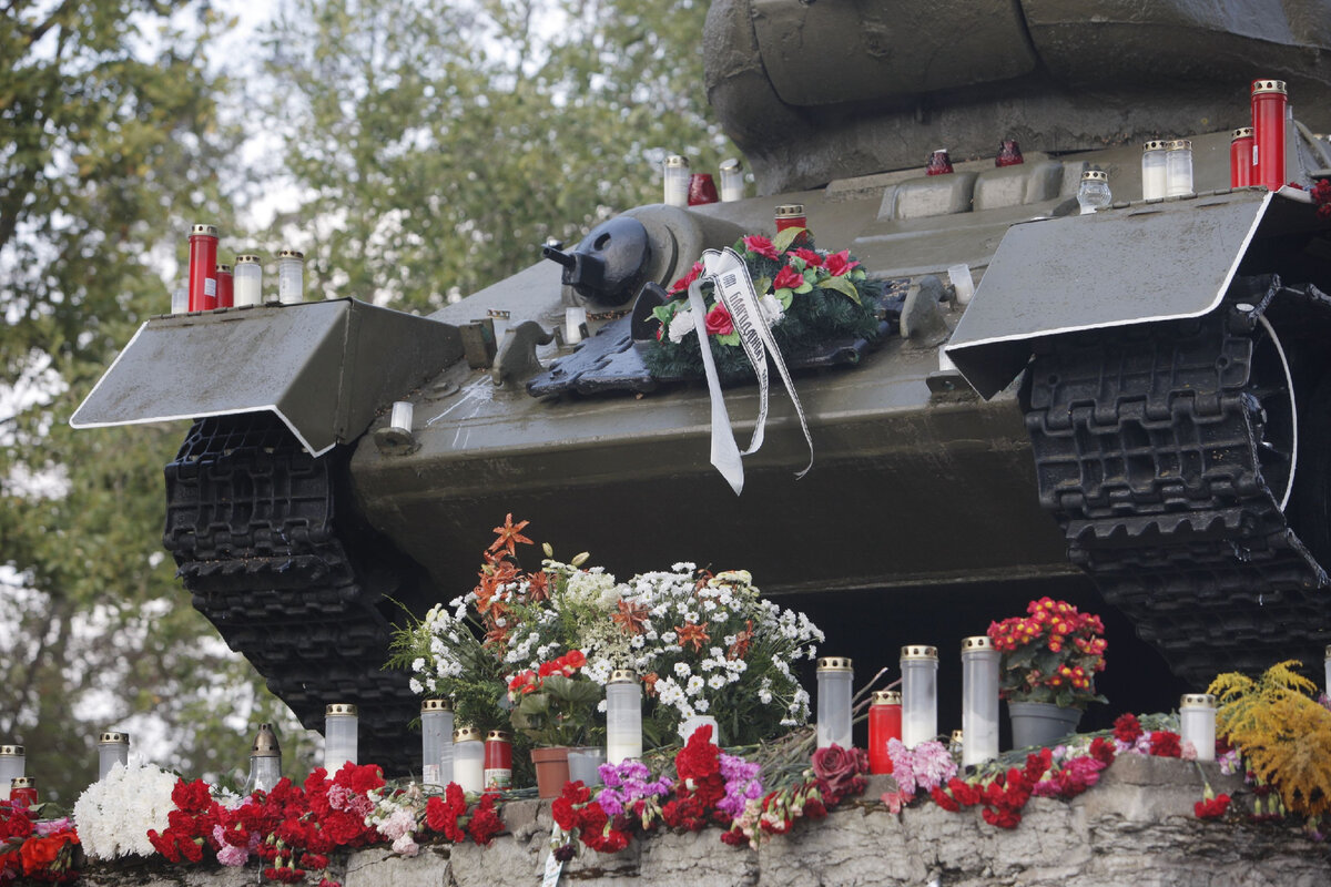 Памятник танку Т-34 в Нарве, Эстония. Архивное фото // Sputnik / Хасан Ингин