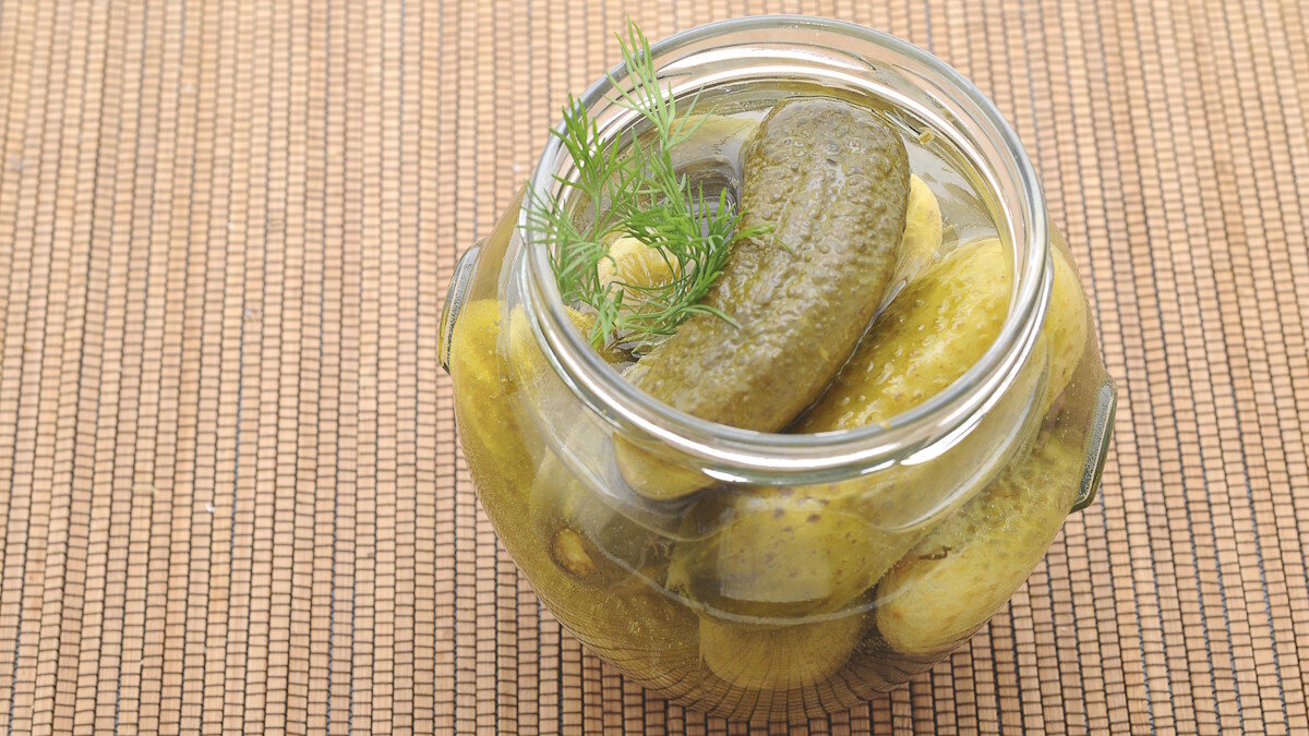    Как приготовиьт хрустящие маринованные огурчики