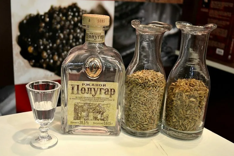 самогон на столе. хлебный купаж самогон. водка хлебное вино. хлебный самогон. натюрморт с водочкой.