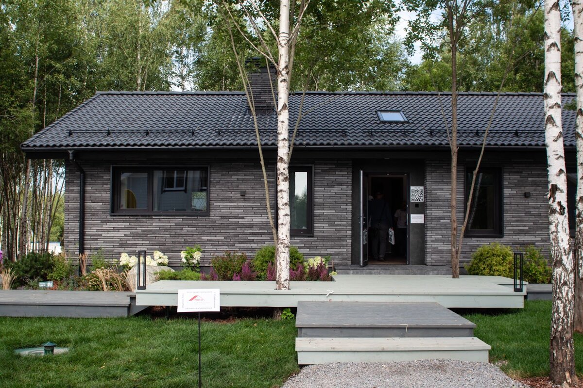 Прямоугольный дом «Гент 115 Про» от «СтоунДом» на выставке Open Village дополнен террасами и террасными ступенями на сваях