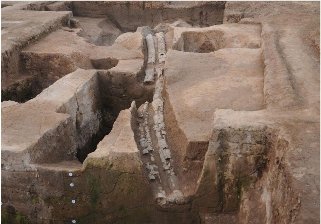 Дренажные трубы, проходящие у основания южной стены.