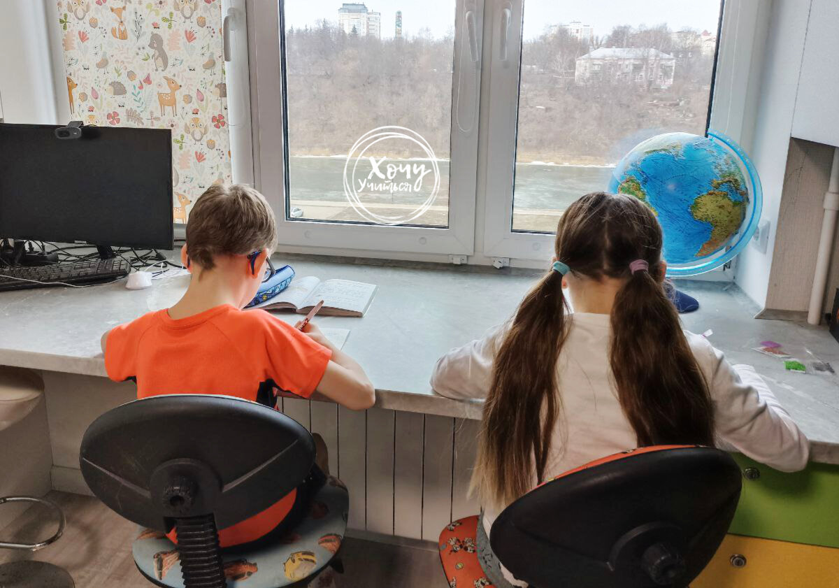 Мой сын на домашнем, а дочь — на семейном обучении. Аттестаты по форме будут одинаковыми 

