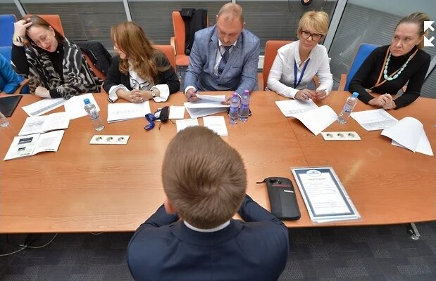 Как пройти собеседование на работу: правила поведения и ответы на вопросыКак подготовиться к собеседованию, какие типичные ошибки совершают соискатели и как успешно его пройти — в материале “ЪСобеседование — это встреча кандидата с будущим работодателем или его представителем. Она может проходить как лично, так и в онлайн-формате. Во время собеседования работодатель старается оценить соискателя, а претендент — лучше узнать о будущей работе и условиях труда.Этапы собеседованияСобеседование может проходить в разных форматах. Это может быть как индивидуальное общение с руководителем или сотрудником кадровой службы, так и коллективная встреча сразу нескольких кандидатов с руководством. Этапы собеседования различаются в зависимости от формата встречи.Как проходит личное собеседование:— заполнение кандидатом анкеты (вопросы зависят от компании и вакансии);— рассказ работодателя о компании и должности;— вопросы к соискателю;— вопросы претендента к работодателю;— завершение собеседования;— обратная связь.Работодатель также может попросить кандидата пройти тестовое задание. Как правило, такие задачи не требуют большого количества времени на выполнение. Однако их результаты позволяют составить первое впечатление о соискателе.Как проходит коллективное собеседование:— заполнение кандидатами анкет;— рассказ руководителя о компании и должности;— задание для претендентов;— завершение собеседования;— обратная связь.Обычно коллективные собеседования проводят среди представителей тех профессий, где важны личностные качества специалиста. В таких случаях главное для кандидата — показать свои лидерские качества при выполнении задания. После подобного собеседования успешным соискателям назначают индивидуальные встречи.Как подготовиться к собеседованиюПеред собеседованием следует изучить работодателя, его положение на рынке, чтобы лучше понять, что требуется компании в данный момент. Во время личного собеседования, когда вам предложат задать свои вопросы, не стоит отказываться. Кандидату следует подробнее узнать у работодателя о предстоящих задачах и потребностях компании.Соискателю стоит еще раз просмотреть собственное резюме. Часто кандидаты с большим опытом работы начинают путаться в своих проектах и показателях на старых должностях. Кроме того, стоит отдельно рассказать о своих наиболее успешных проектах, так как по резюме работодатель не всегда может оценить вклад претендента в них.Как себя вести на собеседованииПри общении с работодателем следует быть естественным, открытым и позитивным. Кандидату стоит подробно отвечать на вопросы, но не выходить за рамки профессионального общения. Главная задача претендента — показать свою заинтересованность вакансией и задачами, которые ему предстоит выполнять. Не стоит показывать работодателю свое равнодушие и проявлять увлеченность только цифрами будущей заработной платы.Какие вопросы задают на собеседованииСписок вопросов полностью зависит от работодателя. Например, кандидата могут спрашивать исключительно о прошлых местах работах и проектах. В других случаях у претендента могут узнавать его мотивацию, причины тех или иных профессиональных решений и выбора.Часто задаваемые вопросы:Какие трудности вставали перед вами на прошлой работе?В данной ситуации работодатель хочет узнать, какие непростые задачи кандидат решал ранее и какими способами. Претенденту стоит рассказать о нескольких своих проектах, какие трудности возникли в процессе их реализации, и как соискатель с ними справился.Предложить решение проблемы.Работодатель дает кандидату конкретную ситуацию или проблему и просит придумать решение. Соискателю стоит логично и поэтапно рассказать, как справиться с этой задачей. С помощью подобного задания работодатель хочет понять, пригодится ли прошлый опыт претендента в решении текущих проблем компании.Почему уволились с прошлой работы?Кандидату стоит честно и открыто объяснить причины своего ухода. Если соискатель попал под сокращение, ему стоит объяснить, по каким критериям происходило переформирование. Таким образом соискатель сможет показать, что причина была не в недостатке его квалификации.Почему хотите работать в нашей компании?Обычно в данной ситуации работодатель хочет понять, насколько претенденту интересна конкретно его компания и задачи, которые кандидату предстоит решать. Соискателю не стоит показывать, что его интересуют только финансовые условия, предлагаемые организацией. Однако чрезмерно хвалить работодателя и восхищаться компанией также не следует.Расскажите о ваших личностных качествах.Претенденту стоит честно рассказать о своих личных качествах, которые могут быть наиболее полезны на новой должности. Кроме того, следует добавить, почему кандидат так считает. Не стоит отвечать шаблонами и приводить избитые качества, такие как ответственность или трудолюбие.Типичные ошибки соискателей на собеседованииОпоздание на собеседование.Чтобы опоздание автоматически не превратилось в отказ, нужно обязательно предупредить об этом менеджера по персоналу или другого представителя компании, с которым у вас назначена встреча.Сведение к минимуму общения с работодателем.Просто приехать в офис и показать свое резюме, как правило, бывает недостаточно при устройстве на работу.Односложные ответы на вопросы.Работодатель будет судить о кандидате, в том числе и по его способности подробно и понятно описать свои навыки и качества.Отказ от предоставления рекомендаций.Если в резюме указаны прошлые работодатели, то нежелание показать их мнение о претенденте будет выглядеть подозрительно.Отказ от выполнения тестового задания.Обычно дополнительные задания дают уже заинтересовавшим соискателям. Отказ от них не увеличит шансы кандидата получить должность.Нехватка контактной информации.Кандидату стоит указать в резюме все возможные средства связи с ним: номер телефона, электронную почту, мессенджеры. Если работодатель не сможет быстро связаться с претендентом, скорее всего он перейдет к следующим претендентам.Юлия Санина, директор по персоналу и организационному развитию сервиса «Работа.ру»:«Одна из главных ошибок соискателей при приеме на работу — отсутствие знаний о компании, в которой он планирует работать. Интервьюер хочет увидеть, что человек знает о своем потенциальном работодателе, понимает ли он принципы работы, знаком ли с корпоративной культурой. Мы рекомендуем кандидатам заранее изучить информацию о потенциальном работодателе, а также продумать ответы на возможные вопросы HR-специалиста: что мотивирует работника, какой уровень желаемой зарплаты, причины увольнения с прошлого места работы».Как успешно пройти собеседованиеКандидату стоит быть открытым и позитивным. Вежливо и честно общаться с работодателем. Заранее изучить информацию о компании и ее потребностях. Не опаздывать на собеседование. Показать свою заинтересованность в работе в данной компании и задачах, которые соискателю предстоит выполнять на новой должности. Показать свою компетентность в этих вопросах. После собеседования уточнить порядок действий. Кандидату стоит узнать, когда и как с ним свяжутся и какую еще информацию о себе следует предоставить.Юлия Санина, директор по персоналу и организационному развитию сервиса «Работа.ру»:«Главное на собеседовании — быть собой, чтобы повысить шансы приема на работу. Если вы получили долгожданный оффер, но при этом на собеседовании вы были нечестны с рекрутером, приукрасили информацию о себе или своих навыках, подстраивались под ценности компании (при этом не разделяя их), то тайное рано или поздно станет явным. А открывшаяся правда может навредить вашей репутации и карьере.При этом не нужно забывать себя хвалить. Умение рассказать о своих успехах и достижениях — хороший навык.Чтобы справиться с беспокойством и подготовиться, лучше заранее подумать, какие вопросы вам могут задать и что вы на них ответите. Также стоит быть готовым к тому, что HR-специалист может дать небольшое тестовое задание».