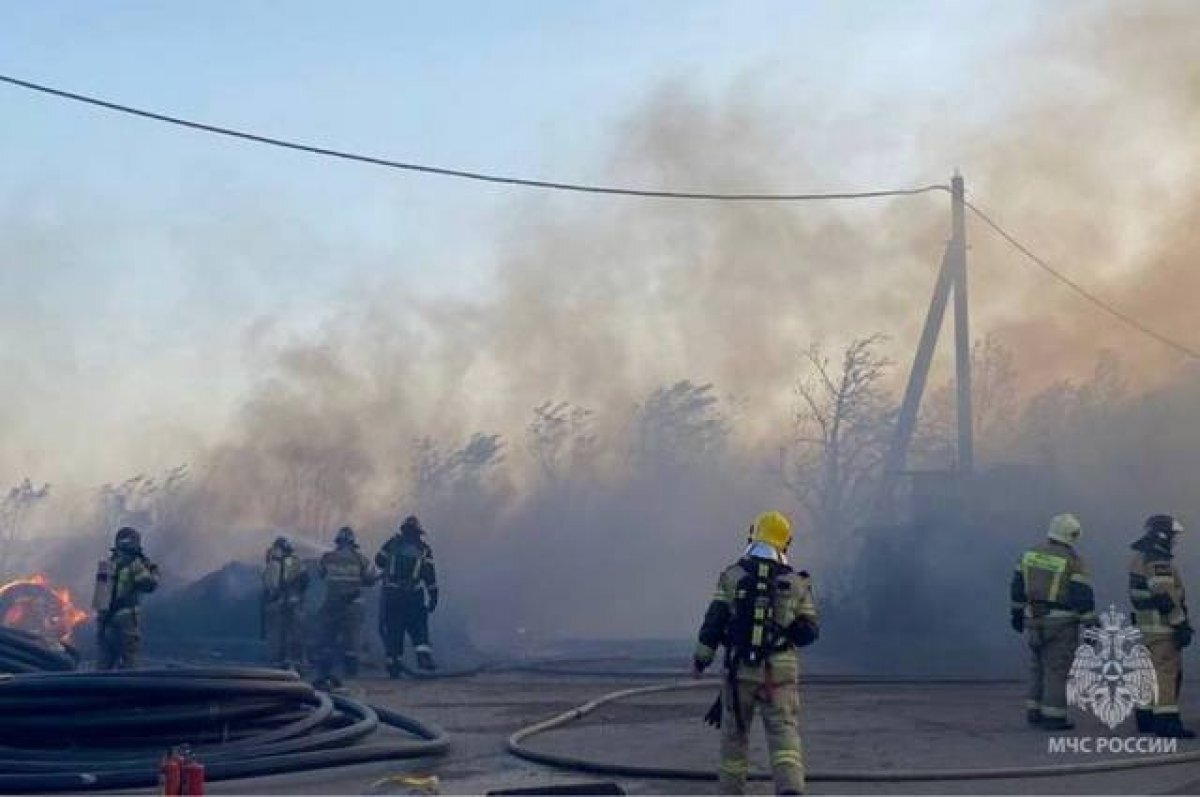    Огонь с полей перешёл на склады и гаражи на 110 «квадратах» в Ставрополе