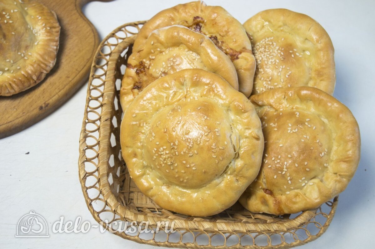 Простой рецепт выпечки - дрожжевые булочки с колбасой и сыром | Дело Вкуса  | Дзен