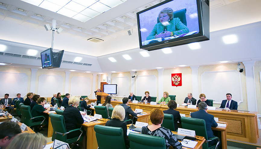 
В Совете Федерации состоялось первое заседание Организационного комитета Второго Евразийского женского форума. Одним из его участников стал Александр Анатольевич Панкин, заместитель министра иностранных дел Российской Федерации. Он поделился с журналистами информационного агентства «Евразийское женское сообщество» своим мнением о роли женщин в современном мире и об их положении в нашей стране, а также рассказал о предстоящем мероприятии.