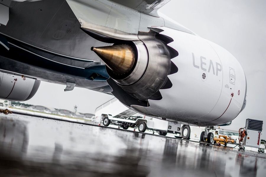 Двигатель CFM International LEAP-1B на крыле Boeing 737 MAX, которого новинка должна превзойти по топливной эффективности на 15%